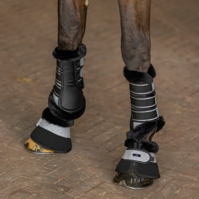 Pernas de cavalo com protetores pretos e cinzentos com pele falsa