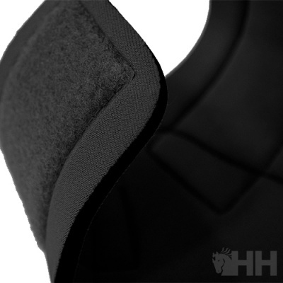 tecido preto com textura aveludada e logótipo HH