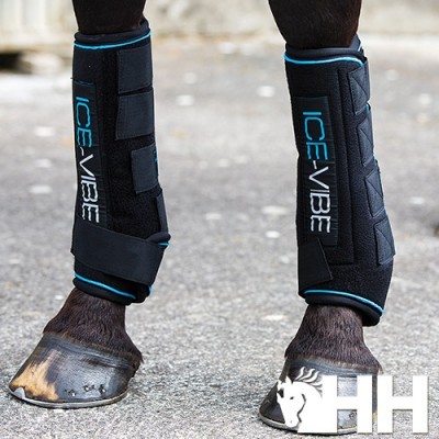 Botas de suporte ICE VIBE em pernas de cavalo sobre chão cinzento