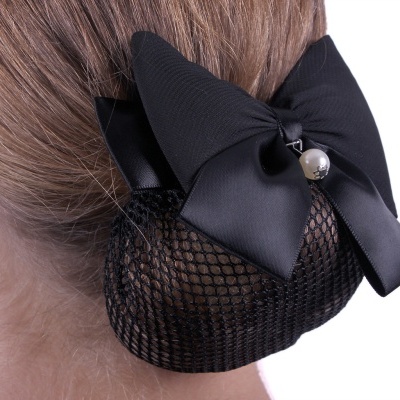 Presilha de cabelo com laço preto e rede cobrindo coque