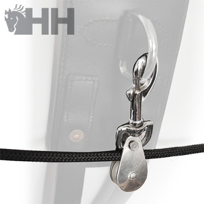 Mosquetão metálico prateado com cordão preto e faixa de tecido cinzento com logótipo HH