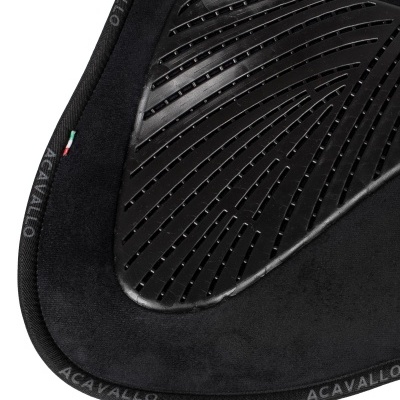 Tapete preto com relevo e borda com texto ACAVALLO