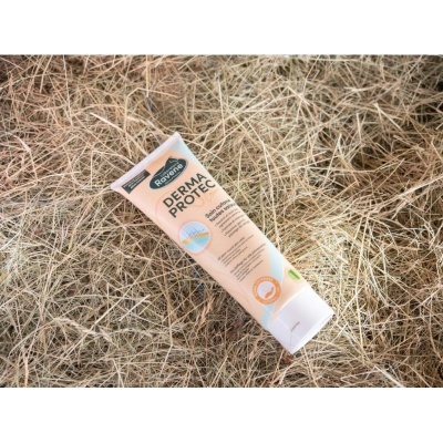 Tubo de creme Roxana Derma Protec sobre palha seca