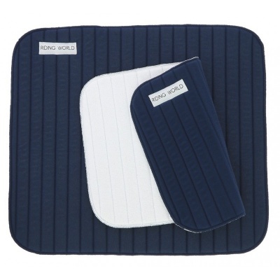 Conjunto de almofadas acolchoadas azul escuro e branco com etiquetas 'RIDING WORLD'.