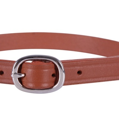 Cinto castanho estreito com fivela metálica prateada