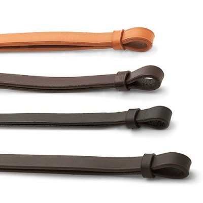 Quatro tiras de couro de várias cores com pontas enroladas em forma de argola