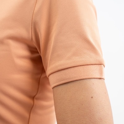 T-shirt salmão de manga curta com tecido texturizado e fundo branco