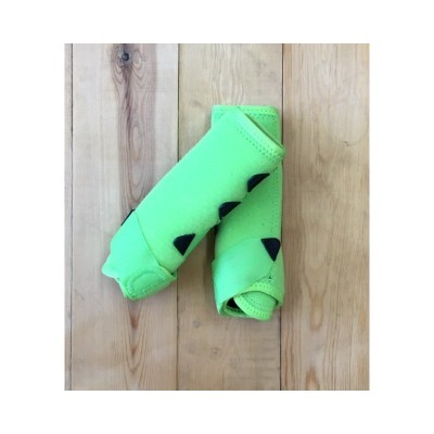 Par de luvas verdes fluorescentes com detalhes pretos