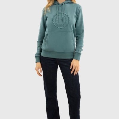 Mulher a usar hoodie azul-esverdeado com bolso canguru e calças de ganga pretas