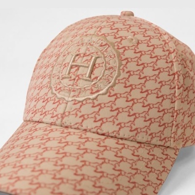 Boné bege com padrão de cavalos vermelhos e logótipo bordado à frente