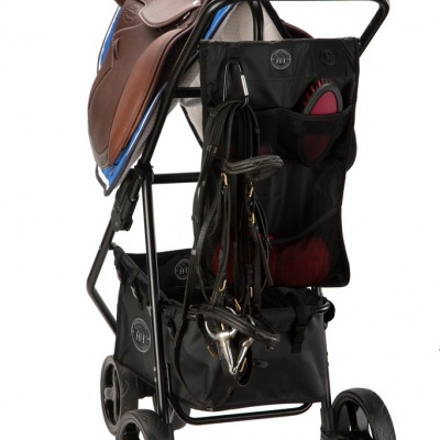 Carrinho de transporte com sela de equitação castanha e acessórios pendurados