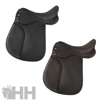 Duas selas de equitação em pele preta e castanha