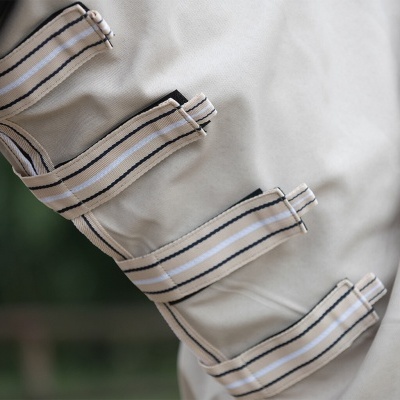 Puxador de casaco bege com fitas decorativas riscas