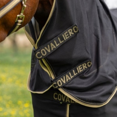 Cobertor preto para cavalo com detalhes bege e texto COVALLIERO