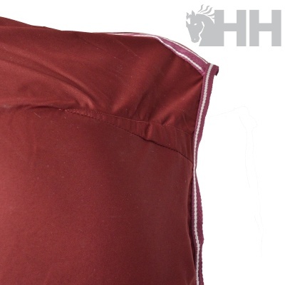 Almofada vermelha com borda listrada e logótipo HH cinza