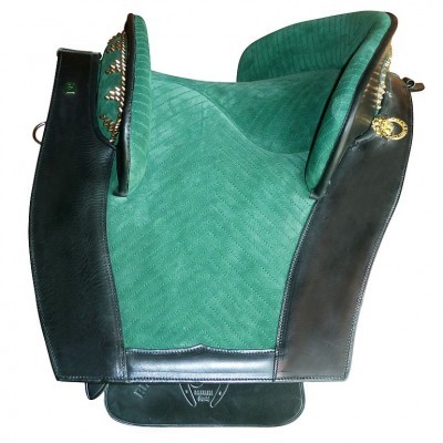 Sela de equitação em pele preta e verde com detalhes dourados
