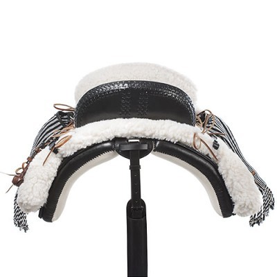 Sela de equitação com acolchoamento branco tipo pele de ovelha e detalhes em couro castanho