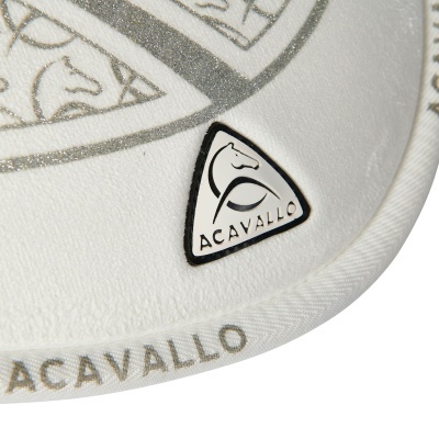 Produto branco com textura, padrão cinza e etiqueta triangular ACAVALLO