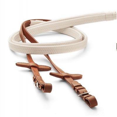 Rédeas para cavalo em couro bege e castanho com detalhes, sobre fundo branco.