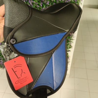 Sela de equitação preta e azul com etiqueta vermelha e acabamento em tecido