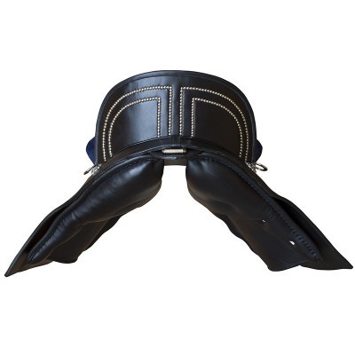 Selim de cavalo preto em couro com detalhes brancos visto de cima