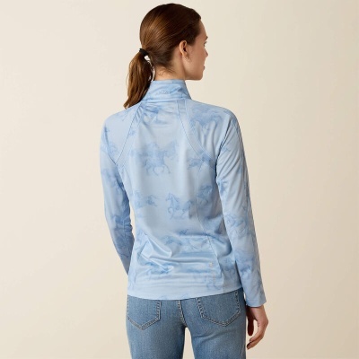 Casaco azul claro com padrão de cavalos visto de costas