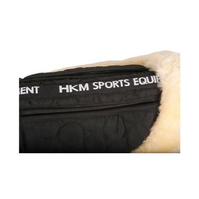 Produto têxtil preto com pele cremosa e etiqueta HKM SPORTS EQUIPMENT