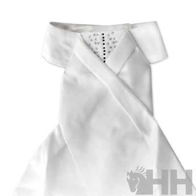 Vestido de noite branco com decote cruzado e detalhes em strass na gola