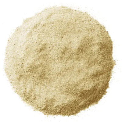 Pó bege claro em montículo sobre fundo branco