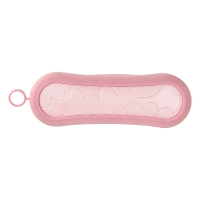 Estojo oval cor-de-rosa com padrão de corações e argola