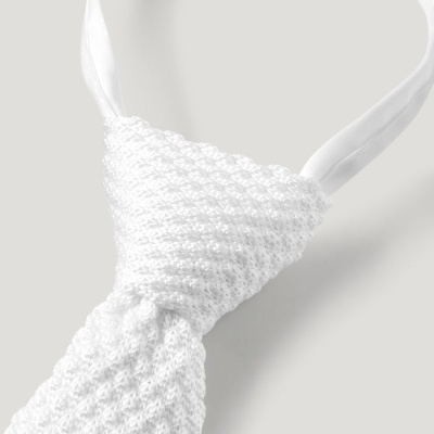 Gravata branca de malha texturizada contra fundo cinza claro