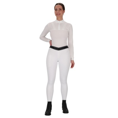 Pessoa com roupa branca justa e cinto preto com texto Equestrian Sport.