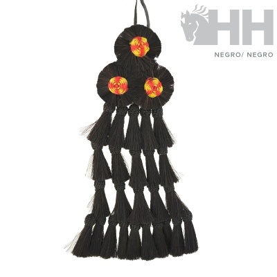 Adereço decorativo em fibras pretas com flores vermelhas e amarelas e franjas penduradas