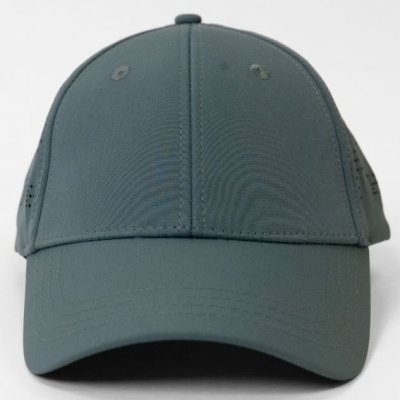 Boné desportivo cinza-escuro com costuras e orifícios de ventilação