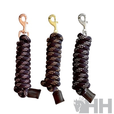 Três cabos para animais com fechos metálicos e corda preta com detalhes brancos