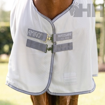 Manta para cavalo branca com fechos cinzentos e etiquetas AMIGO e HORSEWARE IRELAND
