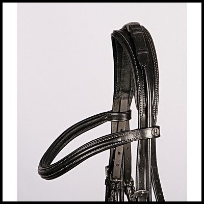 Cabeçada ou griffa preta de couro para cavalo em fundo branco.