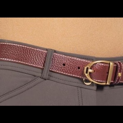 Cinto de couro castanho com fivela dourada em roupa cinzenta