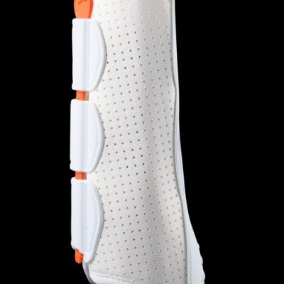 Suporte ortopédico branco para perna com fechos ajustáveis e tecido perfurado