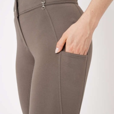 Calças justas cinza castanho com bolsos laterais e fecho prateado decorativo