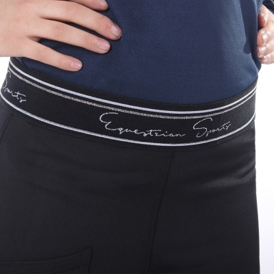 Calças pretas com cintura elástica e texto 'Equestrian Sports' em detalhe.