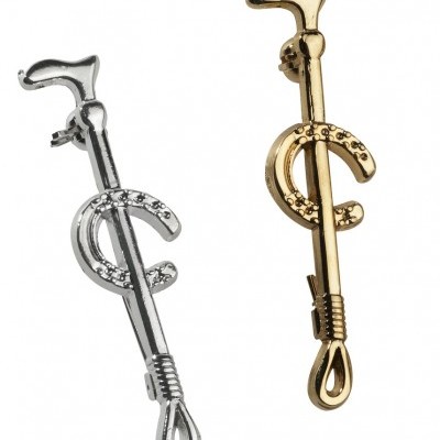 par de brincos em forma de chicote metálico prateado e dourado
