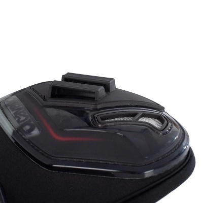 Joelheiras pretas com protetores rígidos transparentes e detalhes vermelhos