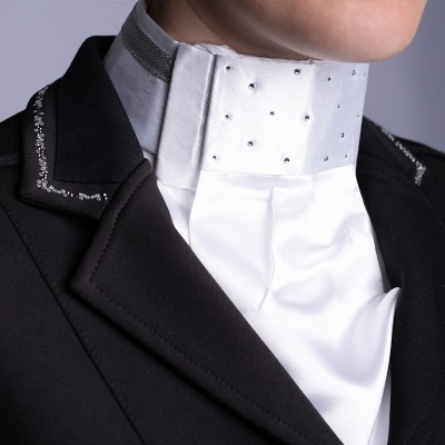 Camisa branca de cetim com gola alta e cristais, casaco preto com detalhes brilhantes nas lapelas