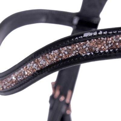 Detalhe de tira preta com cristais brilhantes castanho-dourados