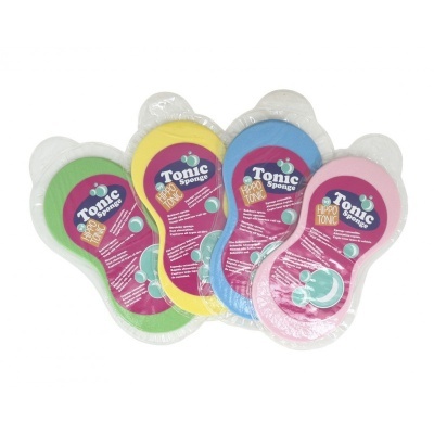 Conjunto de quatro esponjas de limpeza coloridas embaladas