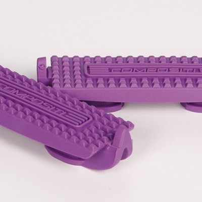 Produtos de limpeza roxos texturizados sobre fundo branco