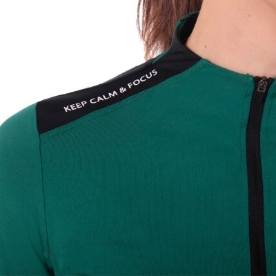 Roupa desportiva verde e preta com texto KEEP CALM & FOCUS visível na gola