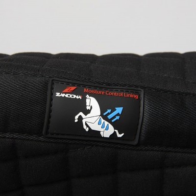 Etiqueta ZANDONA em tecido acolchoado preto com cavalo e setas azuis