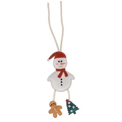 Enfeite natalício de tecido com boneco de neve, chapéu vermelho e cachecol, com pendentes de boneco de gengibre e árvore de Natal.